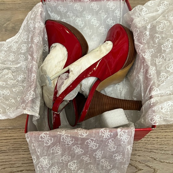 Guess Shoes - Picture 3 of 3